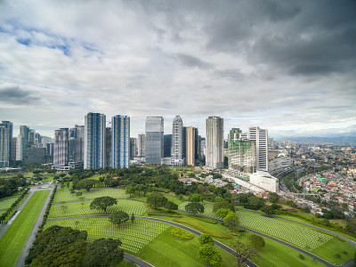 马尼拉美国人公墓和纪念馆。位于Fort Bonifacio，塔圭市，大马尼拉。它是二战期间阵亡美军人