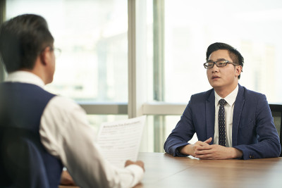 年轻的亚洲求职者正在接受人力资源经理的面试
