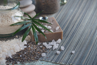 天然成分自制面部和身体面膜或磨砂膏