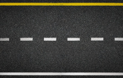 沥青路面俯视图。高速公路标志。