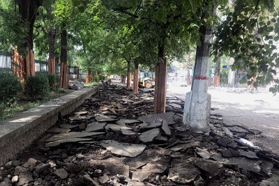 一堆旧沥青路面。道路改造。沥青路面的详细修补