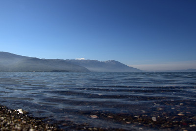 奥赫里德湖与山背景，马其顿。