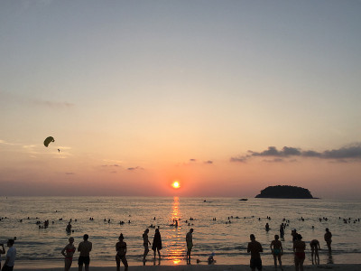 泰国普吉岛卡隆海滩的日落