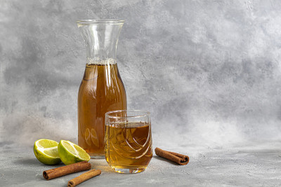 康普茶或苹果酒，在灰色背景上的发酵饮料。康普茶是一种益生菌健康饮料。