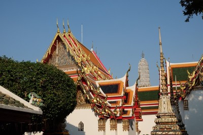 下午在佛教寺院的院子里。东南亚的宗教建筑。