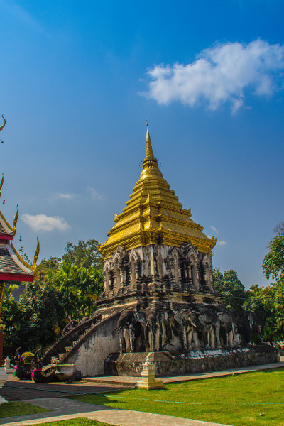 在泰国清迈最古老的寺庙——清曼寺(或清门寺)，有金色顶塔的老象座，建于1296年，由孟格雷国王以兰那
