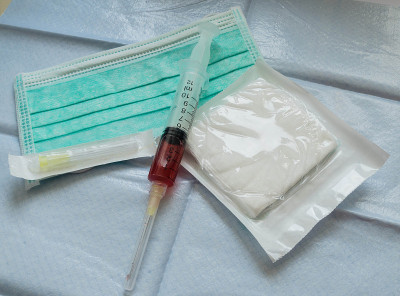 带血的注射器