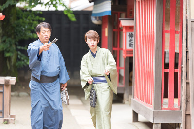 两个日本人在浴田的一条小巷里