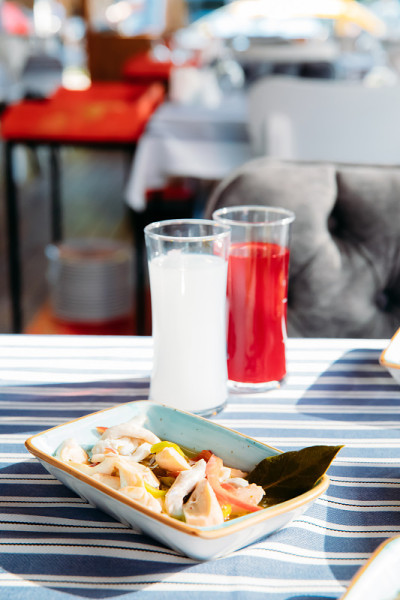 烤鱼、沙拉和蔬菜。海鲜，烤肉，meze, raki, ouzo，开胃菜和沙拉在希腊或土耳其鱼餐厅的桌