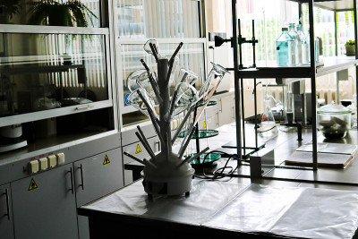 一种大型化学医学研究实验室，在工业炼油厂的炼油厂内装有烧瓶和试管