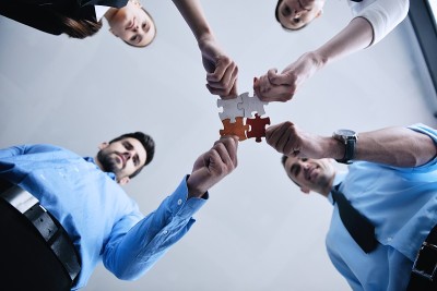 一群正在拼拼图的商人