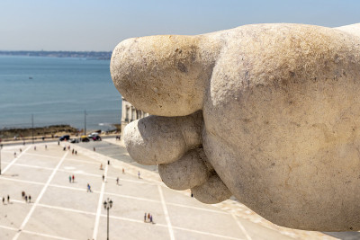 巨大的脚趾和脚雕塑在阿科达鲁阿奥古斯塔俯瞰Praça do Comércio在贝夏，里斯本市中心。