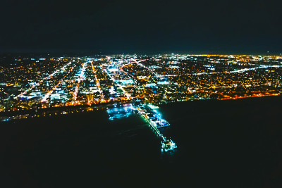 空中模糊的圣塔莫尼卡海岸线的夜晚