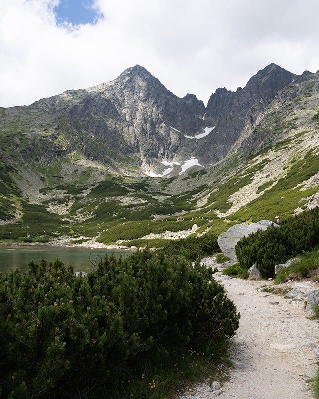 风景优美的Skalnate Pleso (Rocky Tarn)和Lomnicky Stit峰在高塔