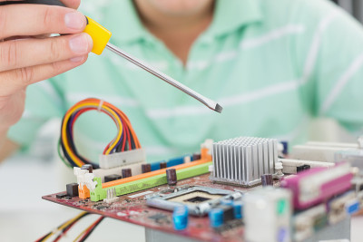 技术员用螺丝刀修理坏掉的cpu