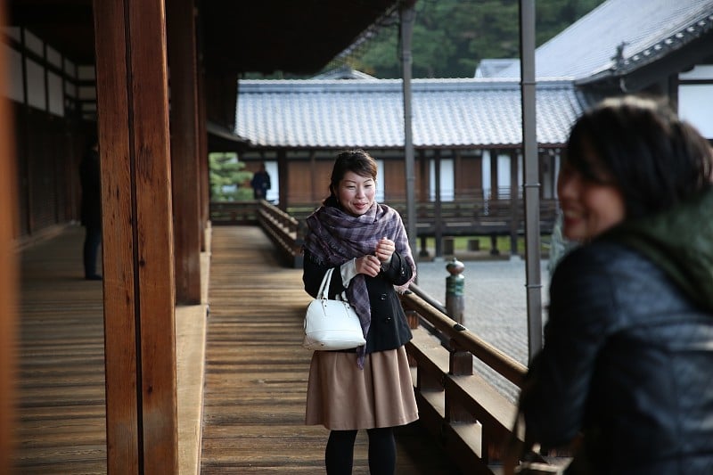 女游客在欣赏秋寺的岩石花园