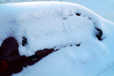 一场大雪过后，汽车被雪覆盖了。