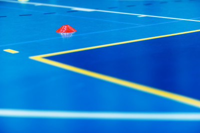 室内五人制足球训练场。五人制训练球场，有红锥和白黄线。学校室内足球练习场地