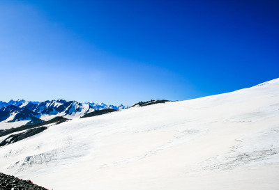 山上有雪。山上有雪。山拉