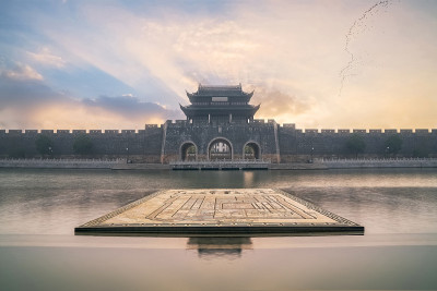 中国苏州市的古建筑、城墙和护城河风景
