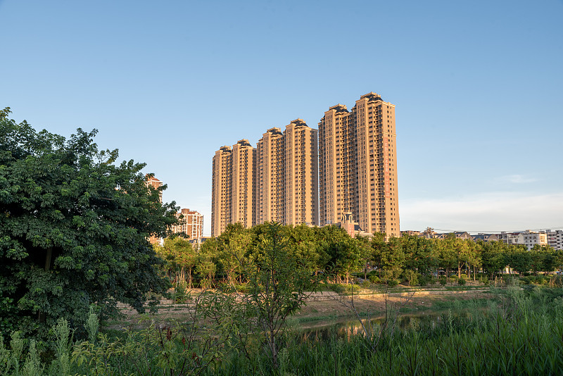 广场上矗立着城市的建筑物