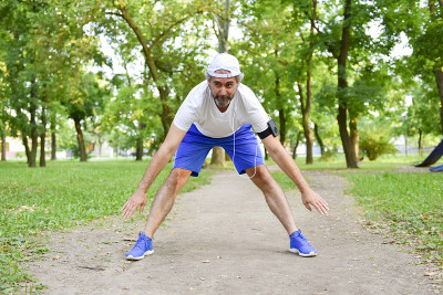 一位白发苍苍的中年男子正在公园里活动