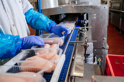 生产线用于生产带包装和切割的肉类。肉类工厂的工业设备。肉类加工厂。肉类生产线。