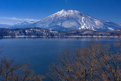日本长野县马达郎高原的冬季景观。