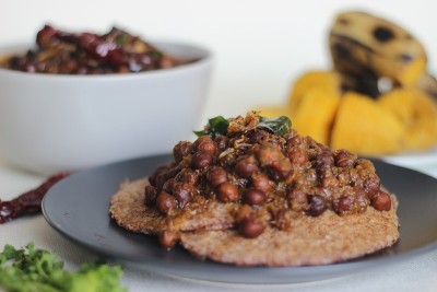 自制的小米煎饼配黑鹰嘴豆汁和蒸大蕉
