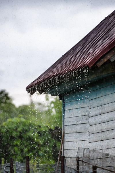 暴雨从屋顶滴落下来