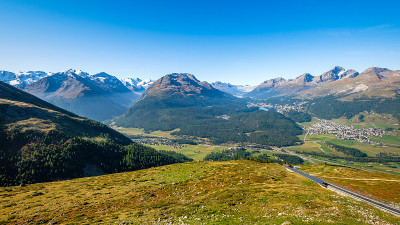 上恩加丁Muottas Muragl的全景(Graubünden，瑞士)