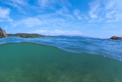 海滩，大海，天空和云