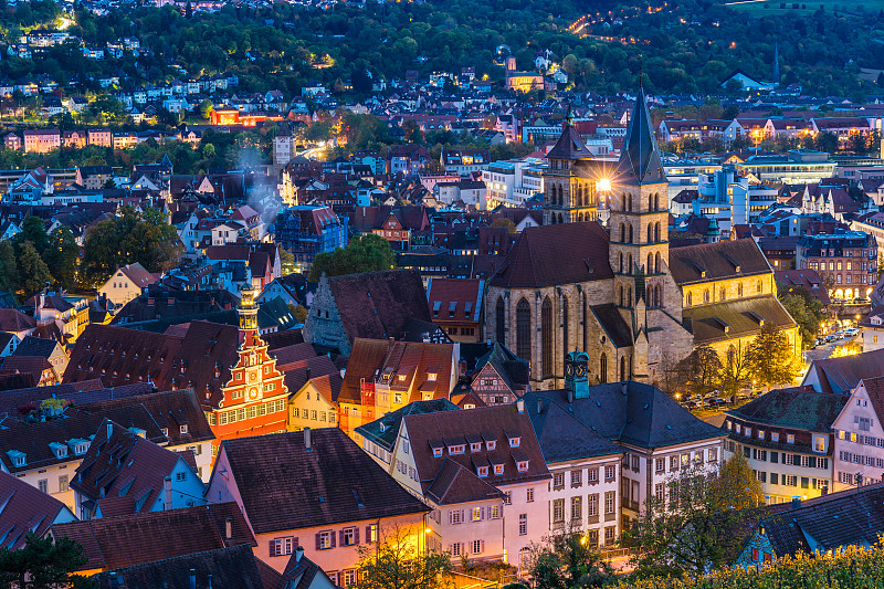 德国，中世纪城市esslingen am neckar天际线的神奇灯光，屋顶、房屋、圣迪奥尼修斯教堂