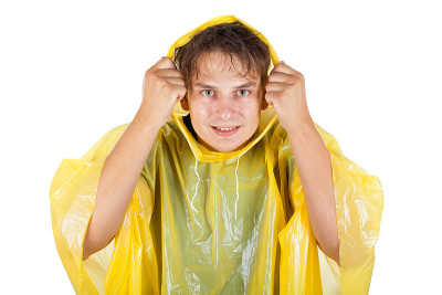 穿着黄色雨衣的年轻人