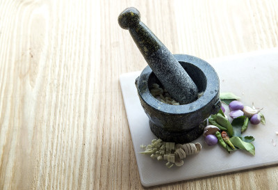 厨房的木桌上用石粉和灰浆打上了泰国药草配料。