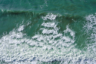 黑海上溅起的浪花。