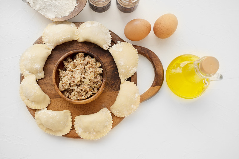 用自制的生面团自制饺子。斯拉夫民族的民族美食。俯视图