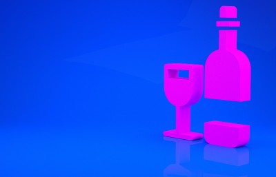 粉红色的葡萄酒瓶与玻璃图标隔离在蓝色背景。极简主义的概念。3d渲染图