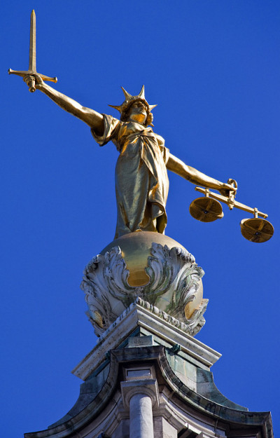 伦敦老贝利法庭顶上的女法官雕像