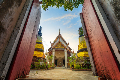 Wat Khok Kham是一个古老的教堂建筑，曾经被拉玛国王参观过。礼拜堂的山墙上有一幅木雕。, 