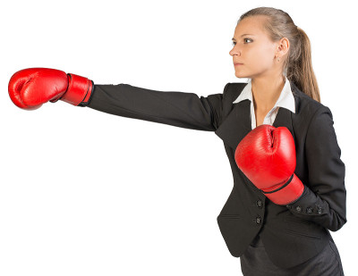 女商人戴着拳击手套出拳
