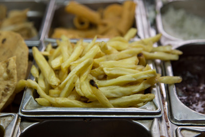 托盘上的炸土豆或薯条