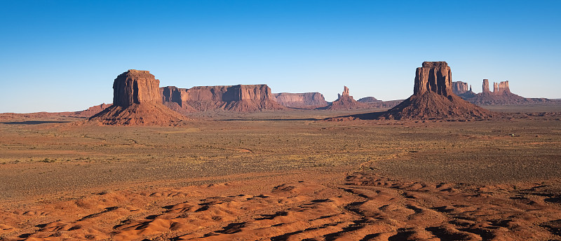 纪念碑谷地区的科罗拉多高原与巨大的砂岩在Arizonaâ犹他州边界上，在一个纳瓦霍民族保留地。美