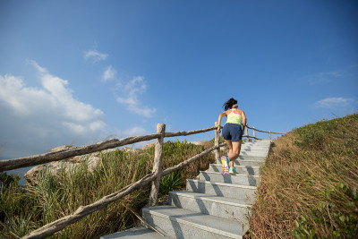 女运动员超级马拉松越野跑在热带秋天的森林
