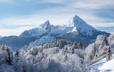 德国巴伐利亚州贝希特斯加登阿尔卑斯山积雪的山峰