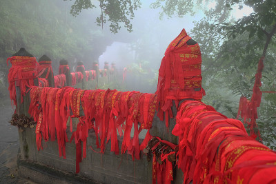 武当山寺院传统的红丝带
