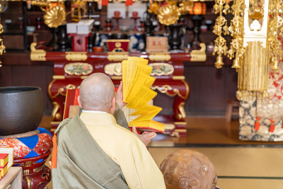 日本和尚在寺庙里祈祷