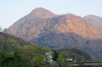 哈德瓦希夫普里的山和树和建筑物
