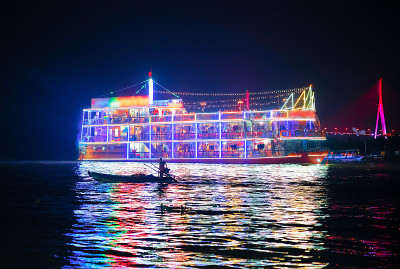 船在越南的湄公河上过夜