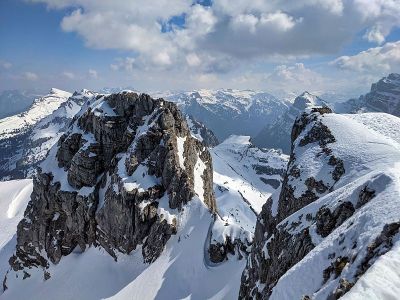 从mutteristock上看，攀登拉德滕斯托克山。在岩石上爬。瑞士山区滑雪之旅。